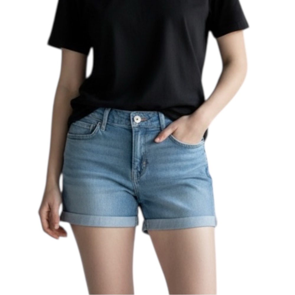 LEVI’s Cuffed Shorts in Light Wash Size 32 — SUMMER VIBES!!!
